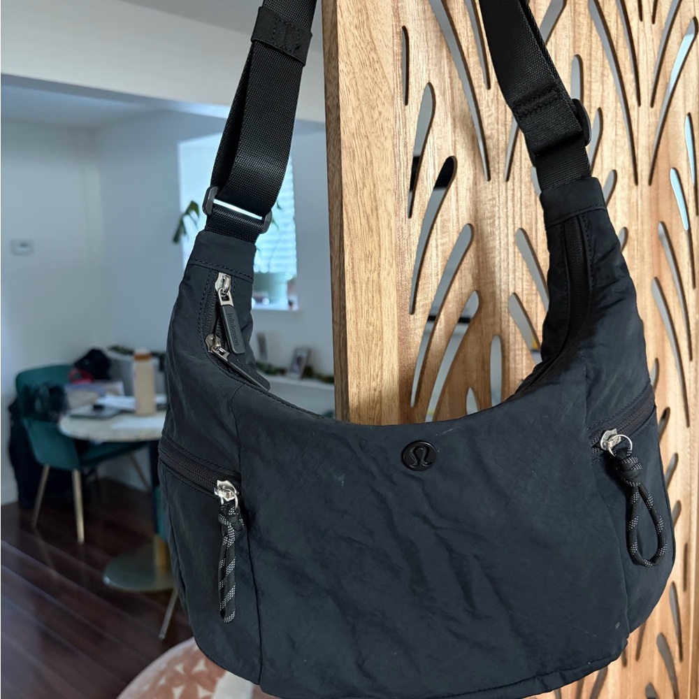 Lululeon slouchy sling bag 6L